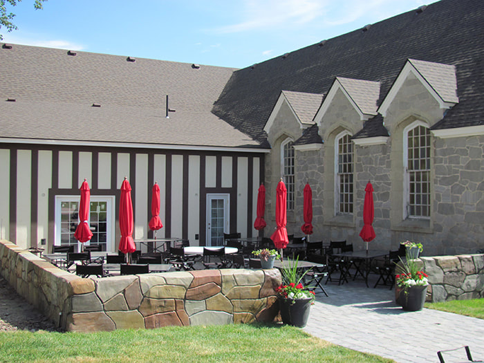 Greystone Manor's outdoor patio dinner seating